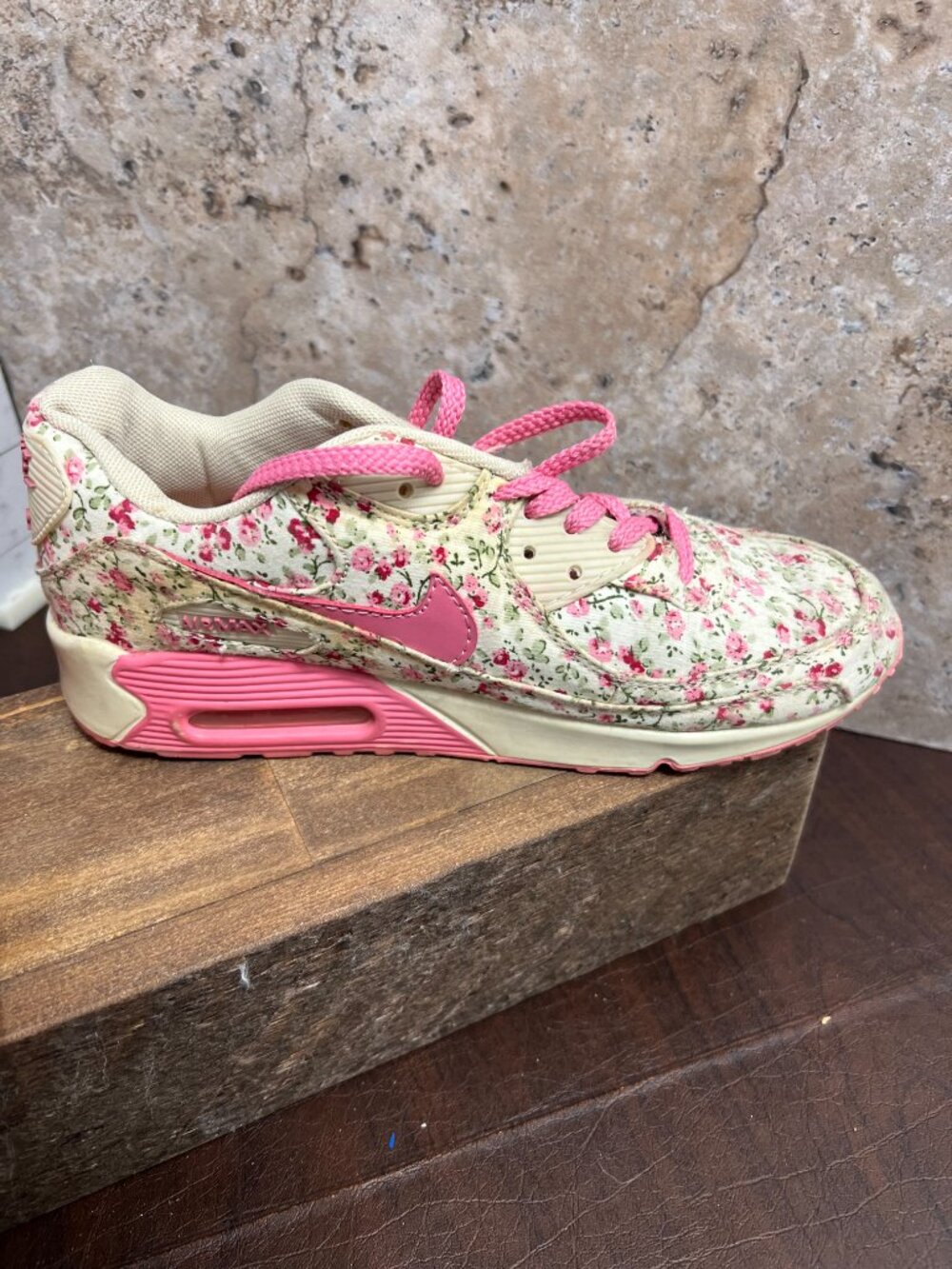 Nike Air Women’s Athletic Shoes 8.5 Floral Pattern Pink Sole